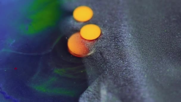 摘要背景 液体涡旋 湿透油墨的质地 蓝色物质表面色彩艳丽的银色绿色橙色浮点气泡运动 — 图库视频影像