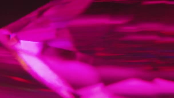 钻石背景 玻璃棱镜 宝石发光 催眠抽象艺术中旋转辉煌运动的荧光多色紫蓝光折射 — 图库视频影像