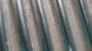 Parlak sıvı damlası. Boya dökülmüş. Odaklanmamış metalik gümüş rengi parıldayan mürekkep akışı çizgileri soyut sanat arka planı.