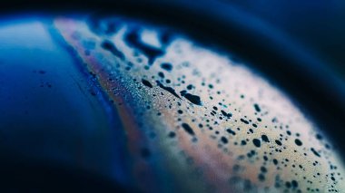 Boya balonu. Mürekkep döküldü. Gezegen küresi. Odaklanmamış mavi turuncu beyaz renk yağ sıvısı koyu soyut sanat arka planında yuvarlak hareket yüzeyi.