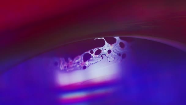 Esfera Petrolera Fondo Abstracto Cristal Líquido Desenfocado Neón Azul Rojo — Vídeos de Stock