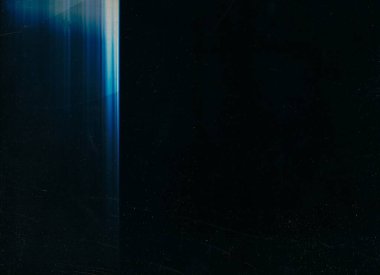 Kırık ekran. Toz çizikleri üst üste. Mavi parıldayan kusurlu aksaklık sesi kırık cam dokusunu sıkıntıya soktu koyu siyah çizim soyut arkaplan.