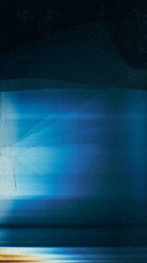 Kırık ekran. Kırık cam. Mavi turuncu renkli parlak toz çizikleri arızalı gürültü çatlak doku koyu siyah illüstrasyon soyut arka plan.