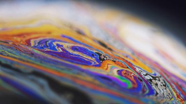 Boya sızıntısı. Mürekkep akışı. Gezegen küresi. Odaklanmamış mavi turuncu beyaz renk yağ akıntısı koyu siyah soyut sanat arka planında hareket halinde..