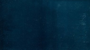 Toz çizikleri üst üste. Eski film dokusu. Beyaz toprak tanecikli gürültü eskimiş solgun yüzey koyu mavi retro çizim soyut arkaplan.