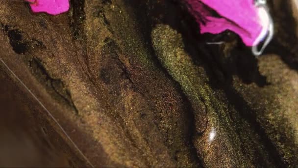 闪闪发光的油漆滴落 墨水混合水 脱色粉红金色闪烁着质感湿润乳液流动抽象艺术背景 — 图库视频影像