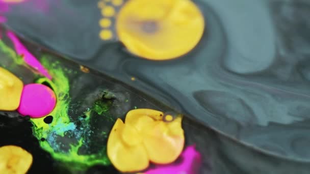 バブルを塗る 水にインクミックス イエローピンクグレーカラーオイルフライドブレンドスプラッシュウェーブフローモーション抽象アート背景 — ストック動画