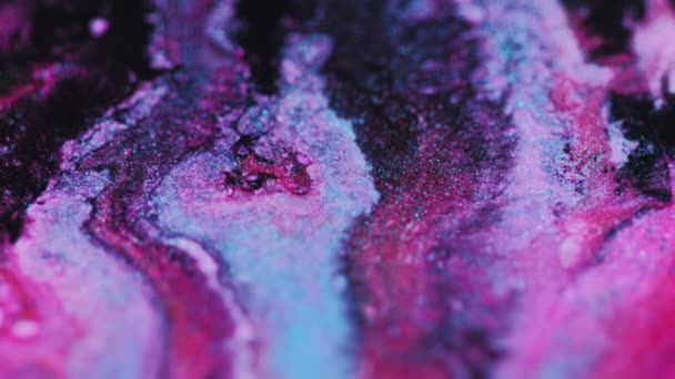 ウェットグリッターテクスチャー インクミックス水 分割されたピンクブルーブラックカラー光沢のある粒子液体ブレンド波動抽象アート背景 — ストック動画