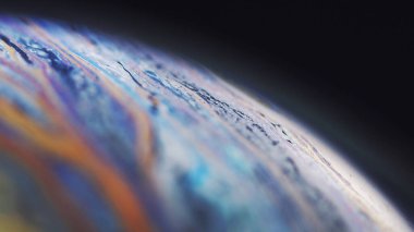 Boya sıçraması. Holografik sıvı. Psikedelik illüzyon. Siyah soyut sanat arka planında odaksız mavi turuncu renkli sıvı mürekkep akışı hareketi.