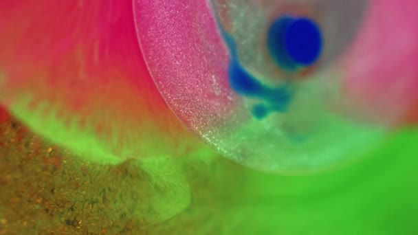 墨水水滴 石油泡沫 脱色霓虹灯黄绿色粉色渐变光泽纹理透明油漆混合浮选艺术抽象背景 — 图库视频影像