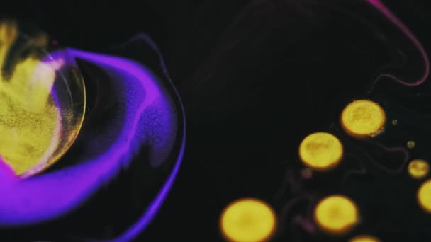バブルを塗る グリッターインク水 分割されたネオンパープルゴールデンイエローカラー光沢のある粒子オイル液体ミックス波動動抽象芸術背景 — ストック動画