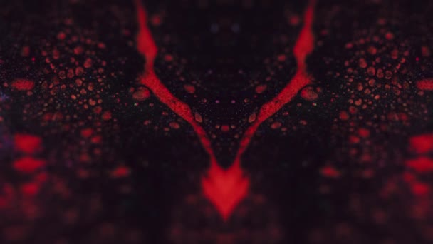 こぼれを塗る インクケルドスコープ 濃い抽象的なアートの背景に赤い黒い色の泡の質の液体のドリップの流れの動き対称的な装飾 — ストック動画