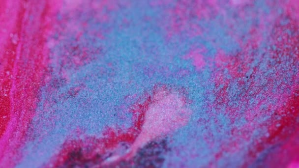 Farbkorn Glitzernde Flüssigkeit Fließt Farbe Sand Verwischen Lebendige Rosa Blau — Stockvideo