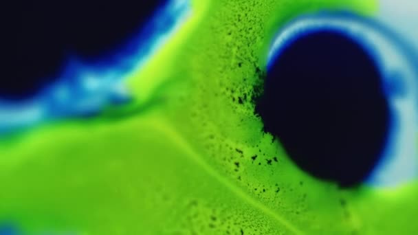 Caída Tinta Pinta Flujo Agua Desenfocado Brillante Neón Verde Azul — Vídeos de Stock