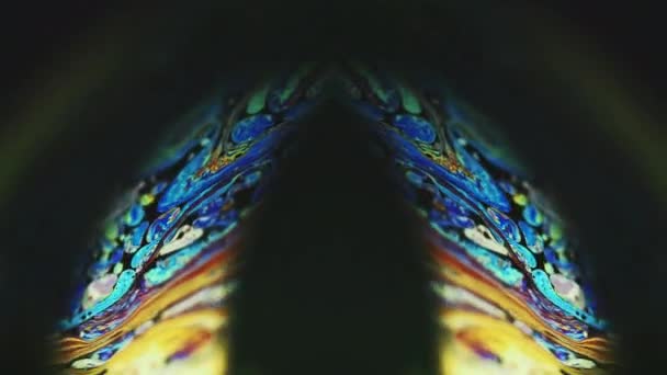 オイルフライド ペイントブレンド タイムラップ ダークブラック抽象アートの背景に分割されたブルーオレンジ色インクバブルミックス波動対称ケルドスコープデザイン — ストック動画
