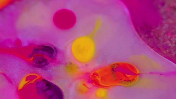 Farbwassertropfen Glitzernde Flüssigkeitsblasen Defokussiert Hell Magenta Rosa Lila Gelb Farbe — Stockvideo