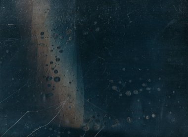 Eskimiş doku. Kırık ekran. Islak lekeler. Mavi turuncu renk kusuru, toz, baloncuk sesi, kırık kaba cam yüzey koyu grunge, soyut arkaplan çizimi..