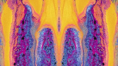 Soyut arkaplan. Parıltı dalgası. Sıvı büyüsü. Parlak mavi mor siyah damlalar. Mürekkep parçacıkları güzel simetrik akrilik akışına karışıyor..