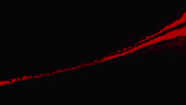 墨水流 闪闪发光的油漆流 深黑艺术抽象背景下带有复制空间的红色液体飞溅滴滴混合运动 — 图库视频影像