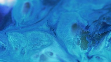 Boya dökülmüş. Parlak mürekkep akışı. Odaklanmamış mavi renk ışıltılı doku sıvı sıçrama dalgası hareketli soyut arkaplan.