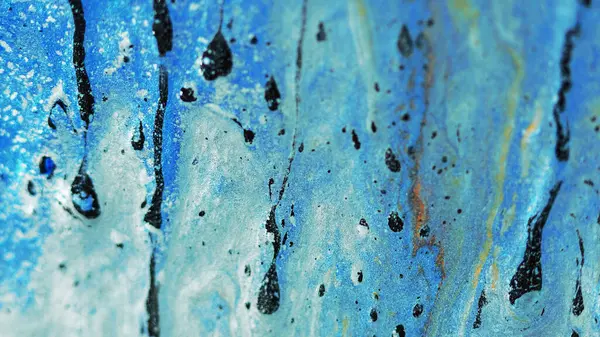 Işıldayan boya arka planı. Sıvı karışımı. Islak mürekkep dokusu. Soyut moda akrilik pigment sanatında parlak mavi, parlak, karışık damlalar..