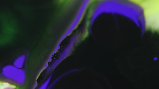 Schilderspalk Een Inktdruppel Acrylmix Defocused Neon Blauw Groen Zwart Kleur — Stockvideo