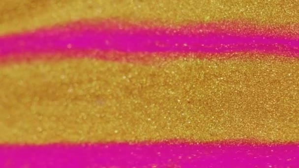 ぬれたグリッターのこぼれ メタリックペイントテクスチャ 明るいピンクの金色の光沢のあるぬれたインクのドリップのブレンドの流れの動きの抽象的な背景 — ストック動画