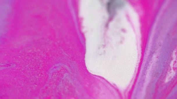 Inkt Lekken Glitterverf Stroom Gedeocaliseerde Helder Roze Witte Kleur Glinsterende — Stockvideo