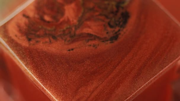 グリッターペンキこぼれ インクを注ぐ 分割された青銅の赤い黒い色は流動エマルジョン フロー キューブ幾何学的な抽象的な芸術の背景を輝かせます — ストック動画
