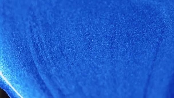 Glitzernde Flüssigkeit Verschüttet Funkelnde Textur Defokussierte Blaue Farbe Glänzend Schimmernde — Stockvideo
