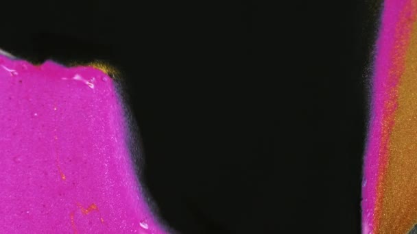 Csillogó Tinta Csöpög Festékfolt Defocused Fekete Neon Rózsaszín Arany Színű — Stock videók