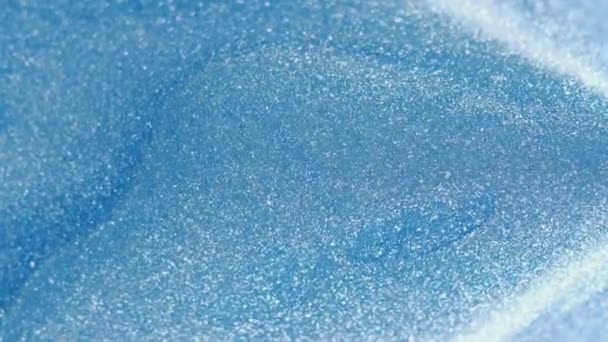 Natte Glitter Textuur Metaalinktstroom Blauwe Witte Kleur Gloeiende Sprankelende Vloeistof — Stockvideo