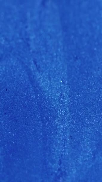 バーティカルビデオ 流動的な背景を明るくする 光沢のある液体の流れ ラッカーテクスチャー トレンディなブルーピンクの色は抽象的な美しい芸術で広がる滑らかな光沢のあるポーランドの波 — ストック動画