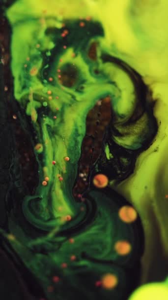 バーティカルビデオ 動きの背景を描画する 謎のブレンド 黒いネオン緑の液体インクは催眠テクスチャ抽象芸術を魅了する金のボケの輝きと混合します — ストック動画