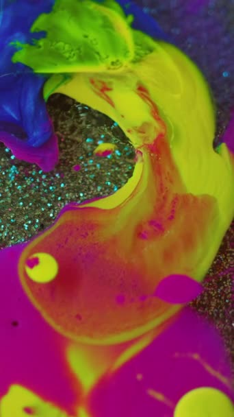 バーティカルビデオ 液体グリッターの背景 オリーアート カラフルなアクリルバブル クリエイティブな明るい青色の黄色の紫色のスプレッタースポットで染められた水面 — ストック動画