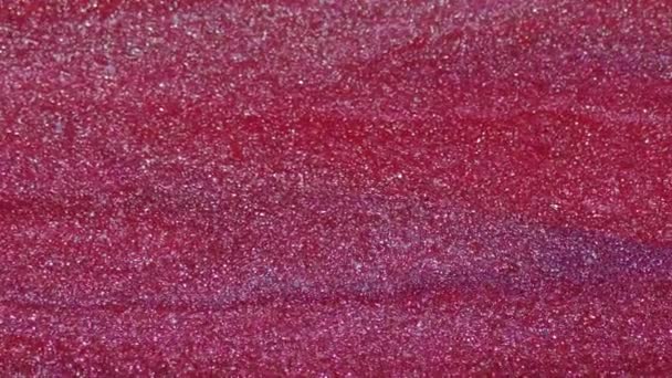 グリッター流体テクスチャー ペイントフロー ピンクの赤い色の輝く金属粒子はコピースペースが付いている黒い芸術の抽象的な背景のインクの動きを混合します — ストック動画