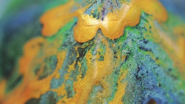 闪光的流体背景 墨水流 闪烁着的混合 在抽象迷人的幻想艺术中 黄色闪烁着漆流在水面上运动的绿 蓝混合的光芒 — 图库视频影像