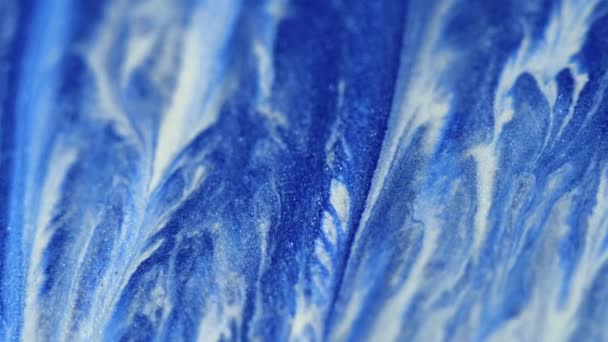 Funkelnde Tinte Tropft Acryl Verschüttet Defokussiert Blau Weiß Farbe Glänzend — Stockvideo