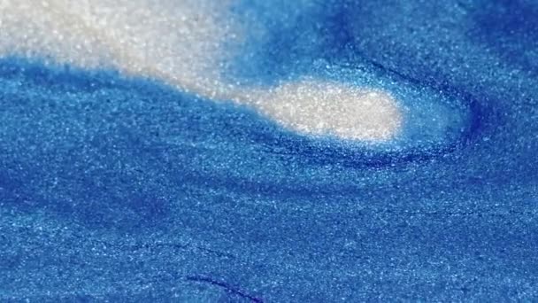 Natte Glitter Textuur Metaalinktstroom Blauwe Witte Kleur Glinsterende Verf Vloeistof — Stockvideo