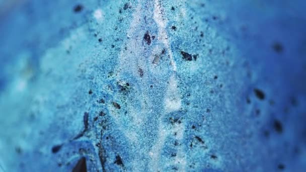 Schimmernder Tintenhintergrund Nasspigment Glänzender Fluss Funkelnde Blaue Flüssigkeit Mit Schwarzen — Stockvideo