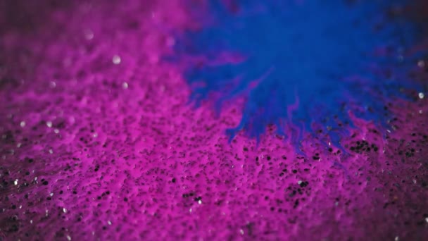 Tinte Tropft Farbspritzer Defokussiert Blau Rosa Farbe Nassen Fleck Spreizung — Stockvideo