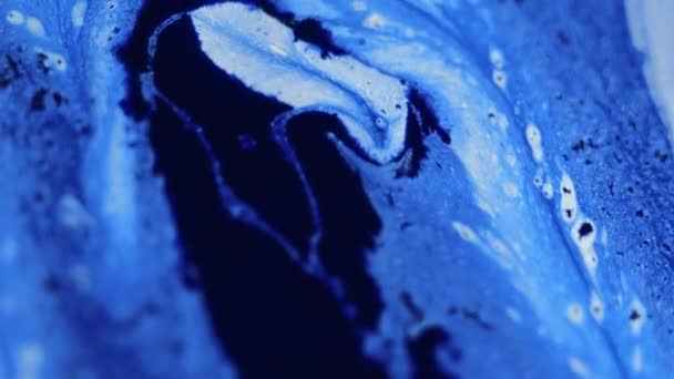 Farbkleckse Glitzertinte Tropft Defokussiert Blau Schwarz Farbe Glänzend Schimmernde Teilchen — Stockvideo