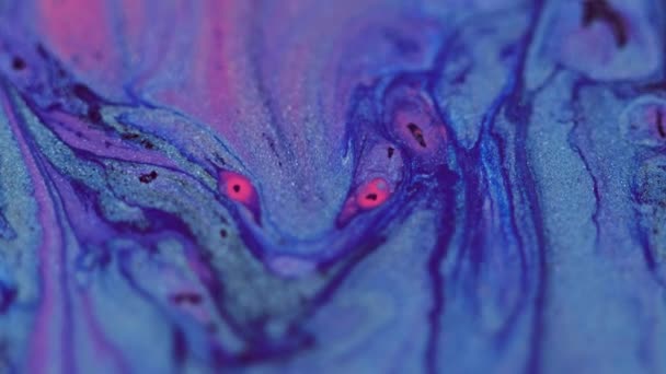 油漆溢出 闪闪发光的墨水滴下 脱色霓虹灯蓝粉紫色闪烁着质感流体混合波级联运动抽象艺术背景 — 图库视频影像