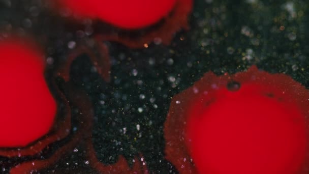 インクドロップ ペイントスプラッター ダークブラックグリッター粒子ボケ光のテクスチャ抽象的な背景に分割された赤い色のぬれた汚れのモーションは効果を明らかにします — ストック動画