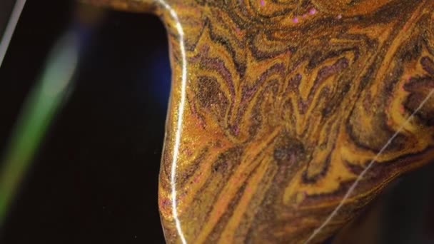 Farbkleckse Glitzernde Flüssigkeit Fließt Defokussiert Goldene Farbe Glänzende Emulsion Tinte — Stockvideo