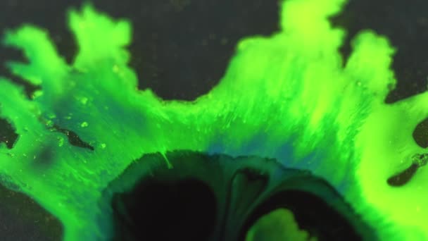 Festékfoltot Tinta Fröccsenés Defocused Neon Zöld Fekete Szín Izzó Folyadék — Stock videók