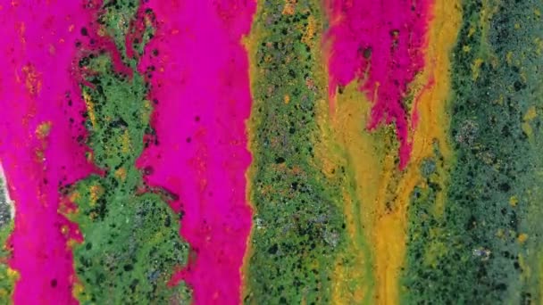 闪烁的油墨背景 油漆混合 闪闪发光的溢出物 闪烁的粉色黄色液体滴绿色黑色颗粒纹理染料波在催眠抽象艺术中传播 — 图库视频影像