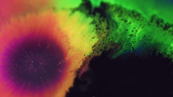 油漆滴落 墨水洒了脱色绿色橙色紫色黑色梯度液体飞溅混合流动颗粒纹理抽象背景 — 图库视频影像