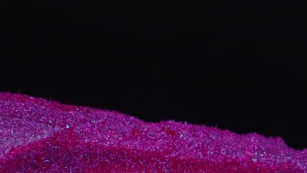 물방울 반짝임 따르기 어두운 추상적인 배경에 자주색 분홍색 페인트 오프너 — 비디오