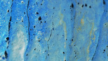 Parlak sıvı arka plan. Mürekkep akışı. Köpüklü karışım. Siyah sarı renk parıldayan boya akışı soyut büyüleyici fantezi sanatında.